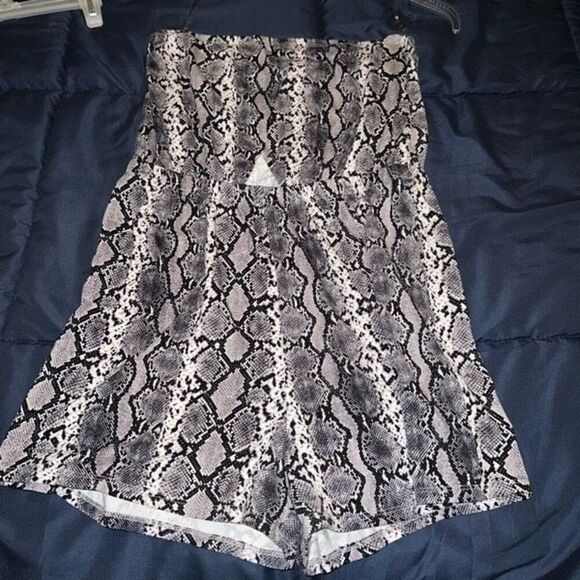 Hearts & hips Snakeskin tube top romper jumpsuit with cut out size L - Picture 1 of 6